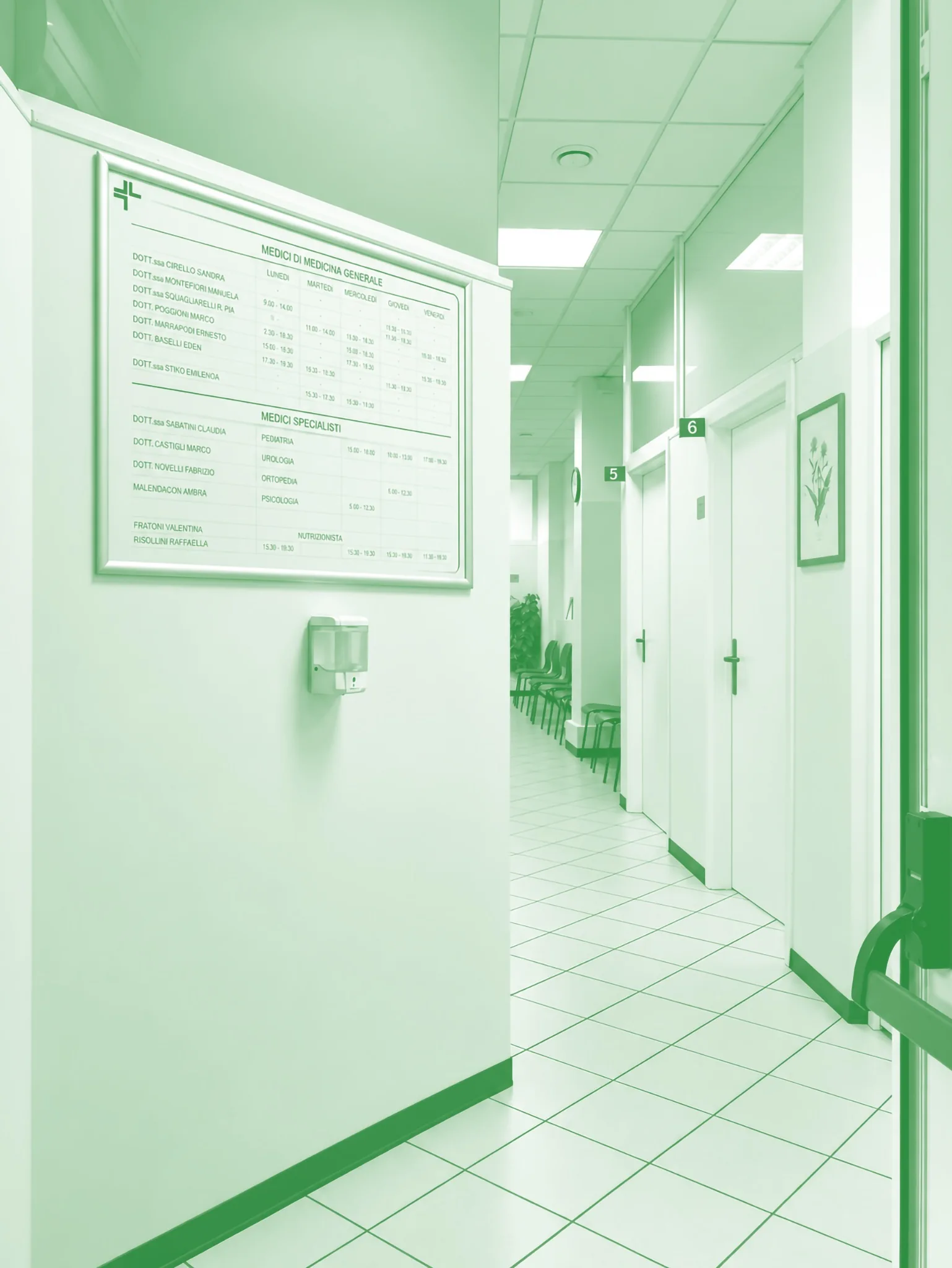 Ingresso al corridoio degli studi con bacheca e accessi agli ambulatori