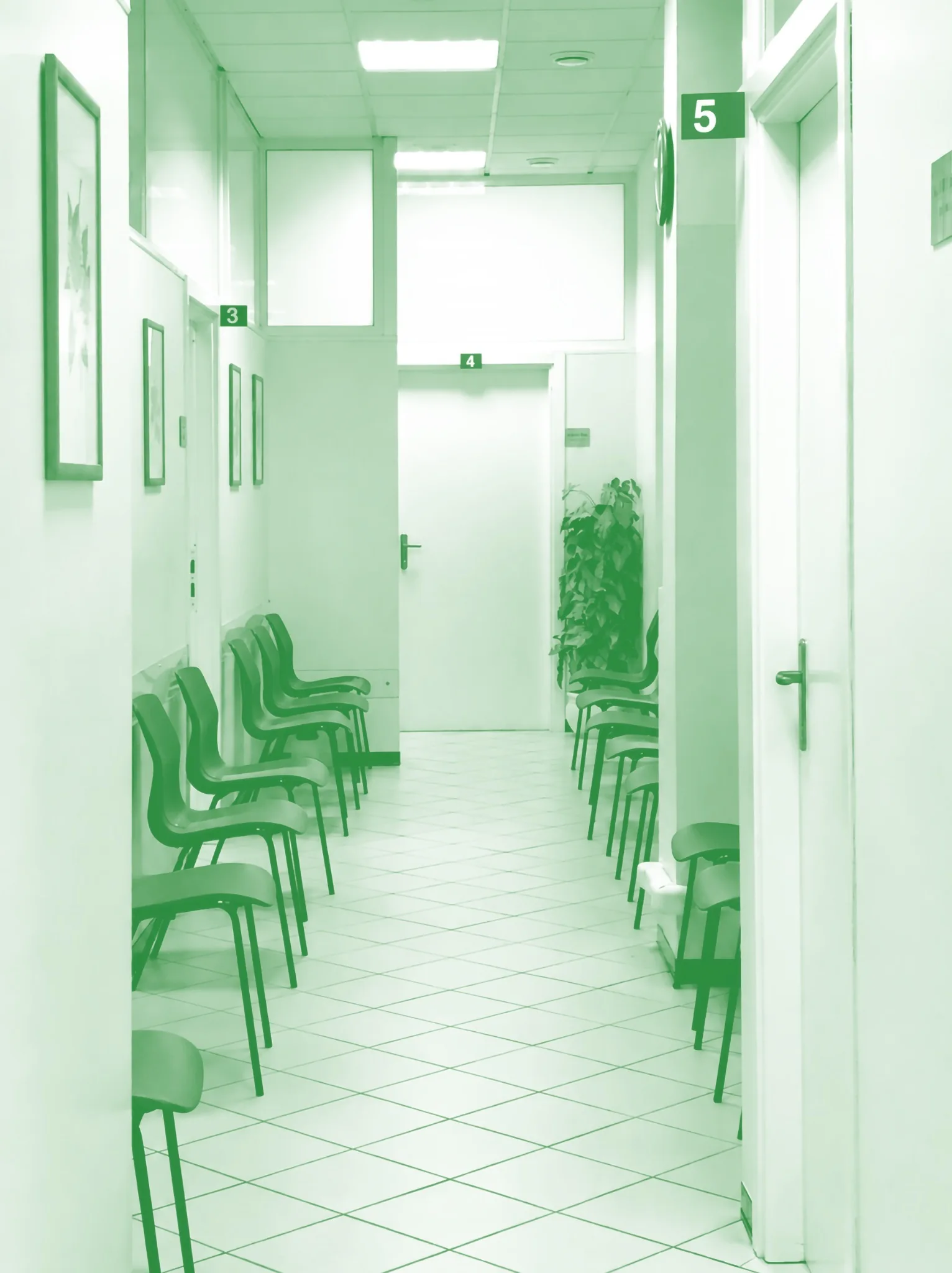 Corridoio degli studi con sedie blu e porte degli ambulatori