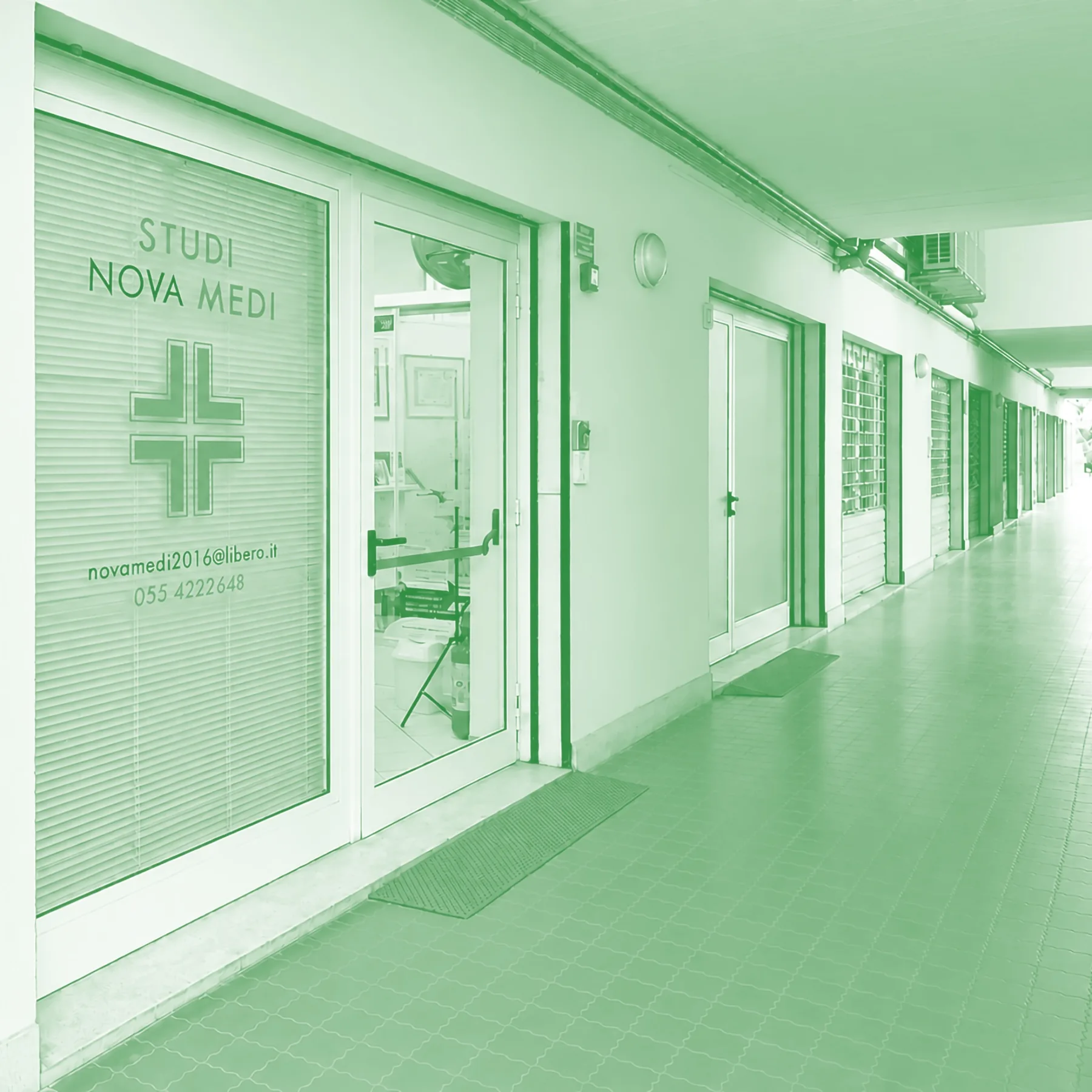 Ingresso degli Studi Medici NOVA MEDI sotto il portico di Via Leone Pancaldo