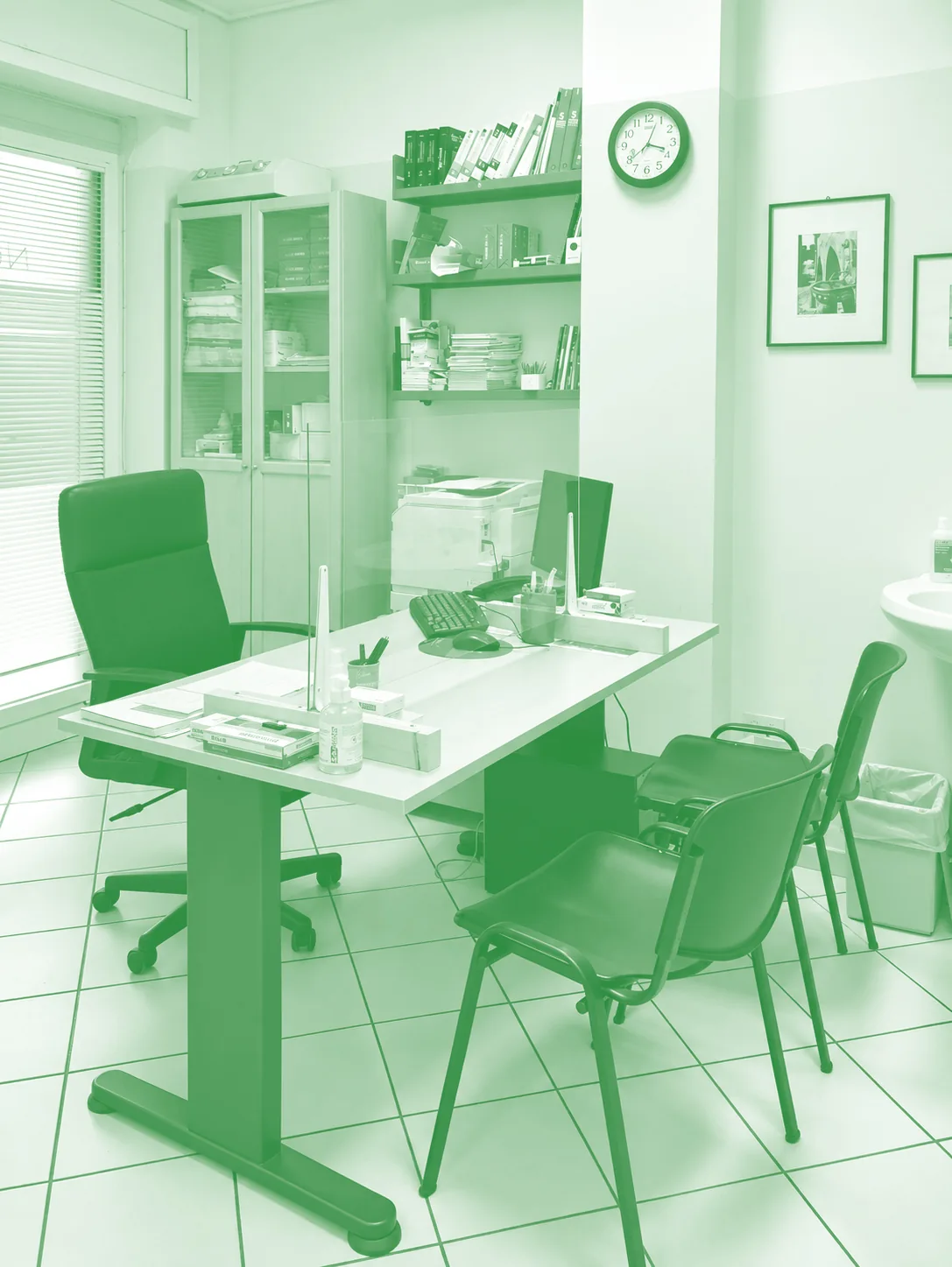 Studio professionale NOVA MEDI con scrivania, libreria e sedute